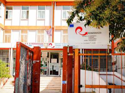 Sorto in via Celso Ulpiani nel 1959 occupando in parte l�ex lanificio Scoppio, l�istituto fu da subito dedicato a Domenico Romanazzi, preside del Giulio Cesare tra gli anni 20 e 30